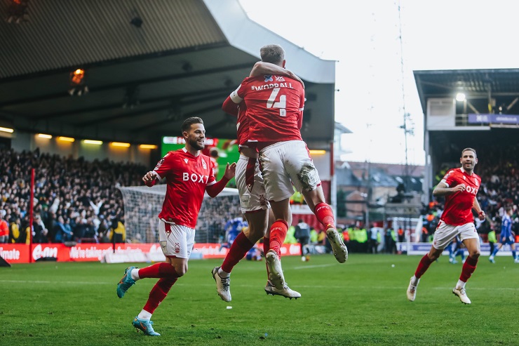 Nottingham tiếp tục gây sốc