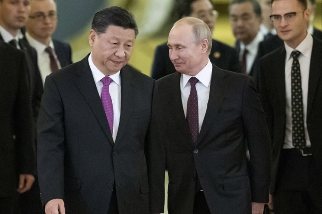 Tổng thống Nga Vladimir Putin (phải)&nbsp;và Chủ tịch Trung Quốc Tập Cận Bình.