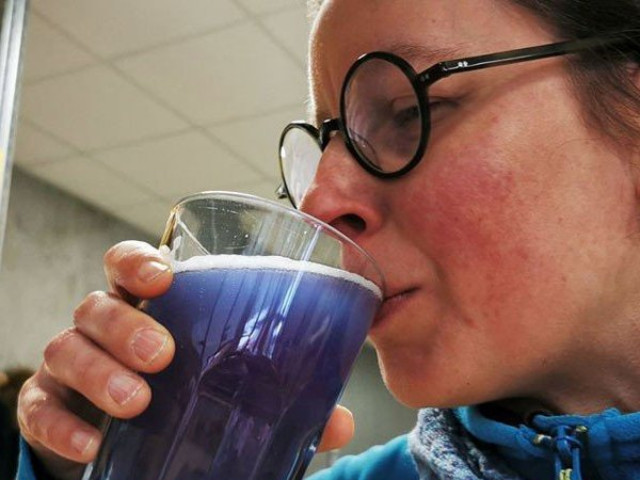 Ẩm thực - Nguyên liệu đặc biệt tạo nên loại bia màu xanh lam độc nhất vô nhị