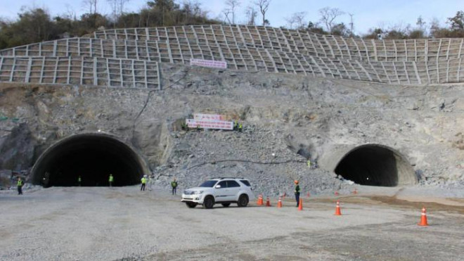 Hầm núi Vung thuộc dự án cao tốc Cam Lâm - Vĩnh Hảo dài 2,2km, quy mô 3 làn xe, bề rộng hầm 14m.