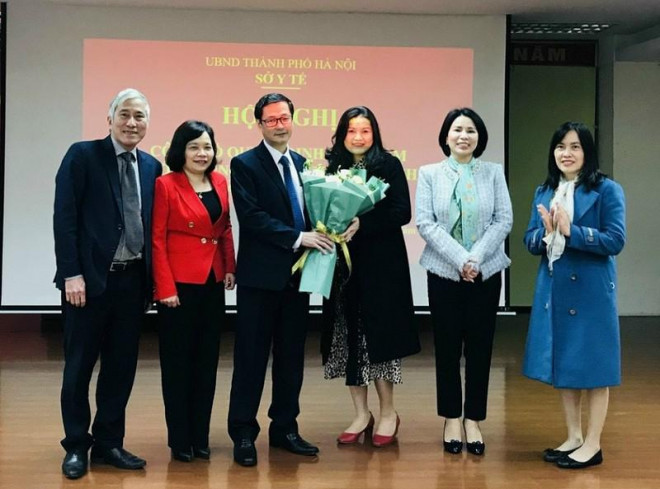 Ông Trương Quang Việt (thứ ba từ trái qua) nhận hoa chúc mừng khi giữ chức Giám đốc CDC Hà Nội. Ảnh: CDC Hà Nội
