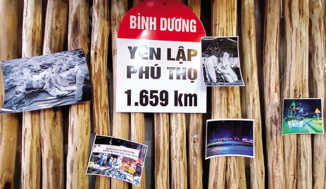 Những chiếc xe máy được treo trang trọng bên trong hội quán, như nhắc nhớ về khó khăn, thử thách... và cả tình người thật sự ấm áp.