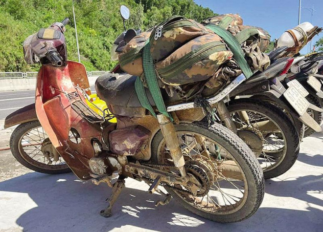 Những chiếc xe cũ nát không thể di chuyển được trong những ngày tháng 10 chạy dịch của đoàn người hồi hương. Ảnh: NVCC.