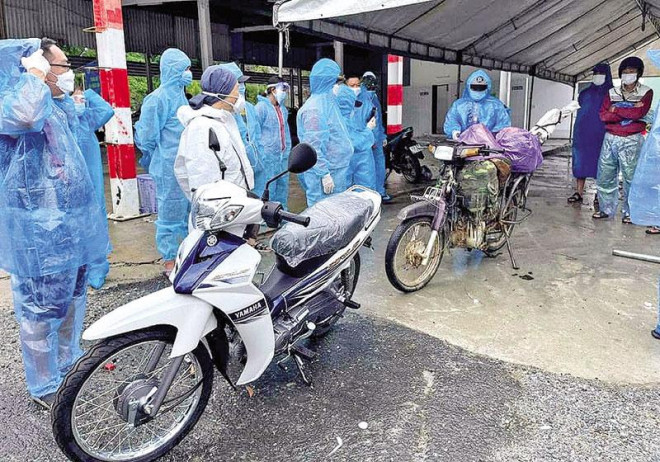 Nhiều xe máy mới đã được đổi cho người về quê, để hành trình vạn dặm được an toàn hơn. Ảnh: NVCC.