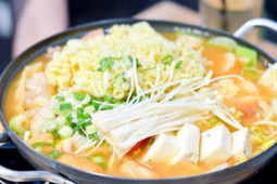 Sức khỏe đời sống - Bình gas mini phát nổ khi đang ăn lẩu, nam thanh niên dập nát tay, bỏng nặng