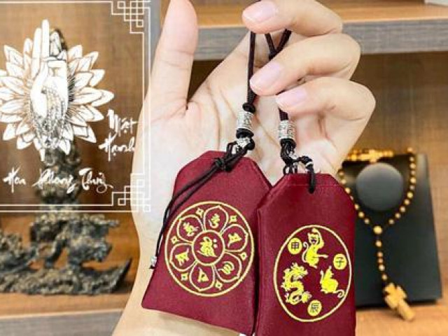 Thị trường - Tiêu dùng - Vừa sang năm mới Nhâm Dần, thị trường túi giải hạn "tam tai" bắt đầu sôi động với nhiều mức giá