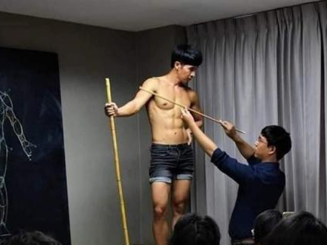 Bạn trẻ - Cuộc sống - Giảng viên ở Thái Lan mời người mẫu "xịn" để dạy môn vẽ giải phẫu, netizen khen hết lời