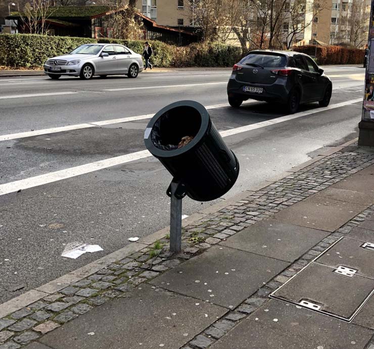 13. Một số thùng rác ở Copenhagen, Đan Mạch bị nghiêng để thuận tiện cho những người đi xe đạp vứt trong khi chạy ngang qua.
