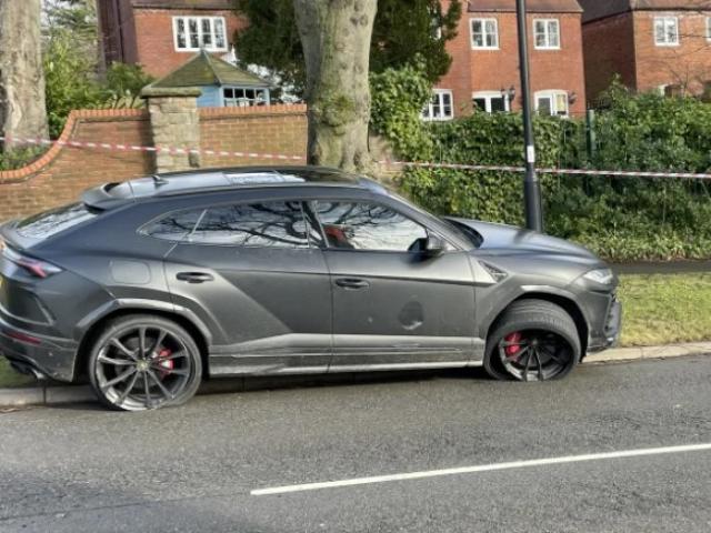 Phi thường - kỳ quặc - Thanh niên lái Lamborghini bị truy sát, chạy sang xe Rolls Royce để trốn thoát