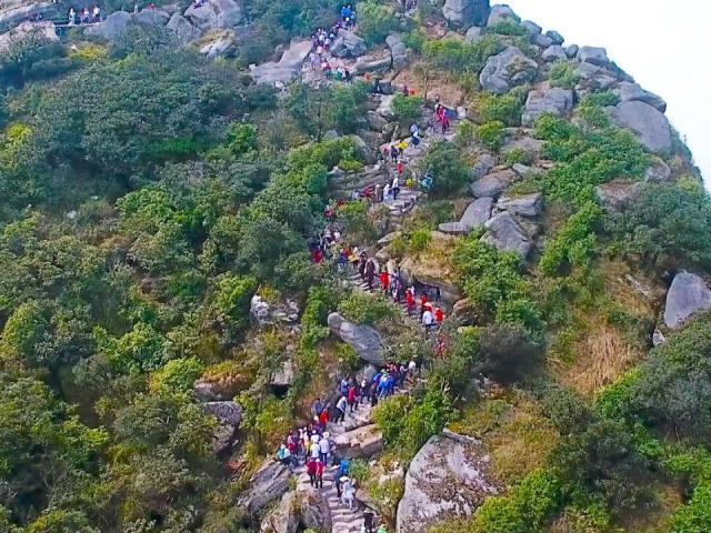 Tin tức trong ngày - Du khách chen chân lên Yên Tử, về đền Cửa Ông cầu an, xin lộc đầu năm