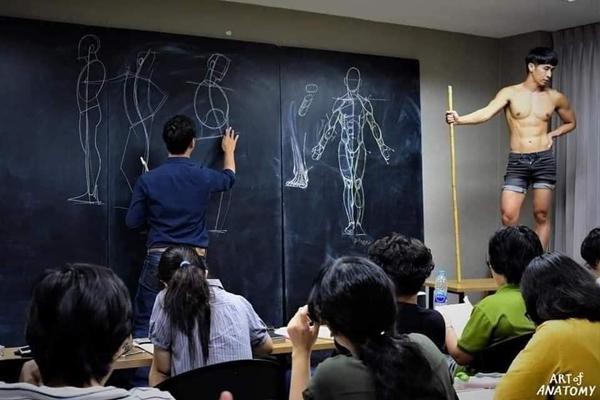 Giảng viên môn vẽ giải phẫu với "học cụ" đặc biệt. Ảnh: Art of Anatomy.
