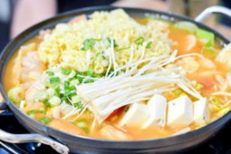 Sức khỏe đời sống - Bình gas mini phát nổ khi đang ăn lẩu, nam thanh niên dập nát tay, bỏng nặng