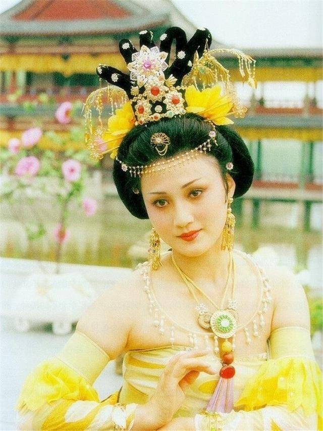"She is the most beautiful Duong Quy Phi on the screen"  still sexy even after 20 years away from art - 2