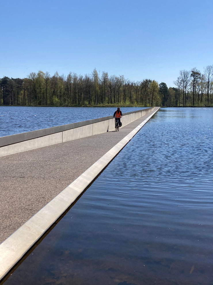 6. Con đường nằm giữa hồ nước cho phép bạn đi bộ hoặc đạp xe ngang qua.
