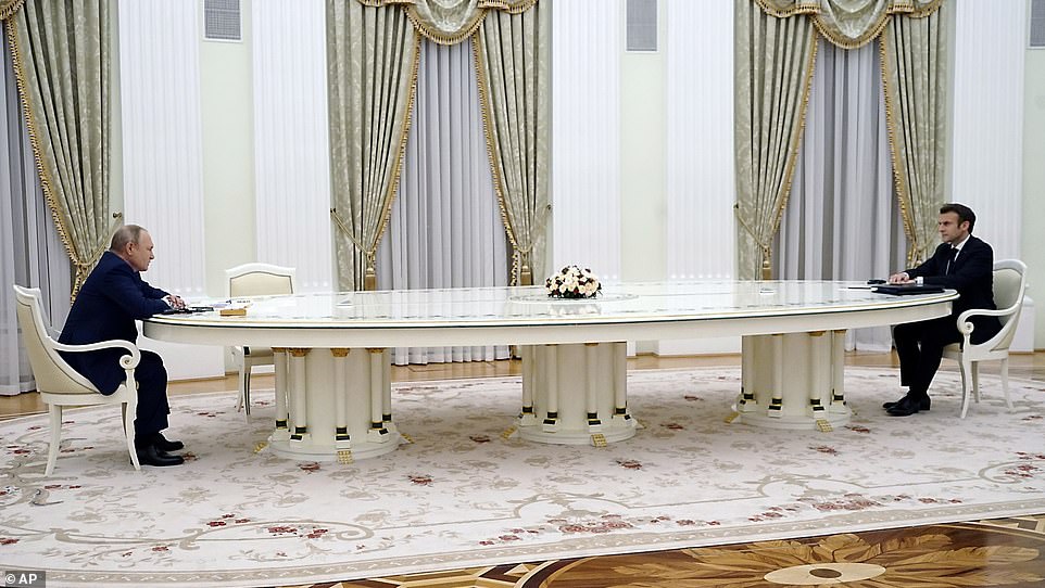 Hai nhà lãnh đạo ngồi hai đầu chiếc bàn màu&nbsp;trắng.