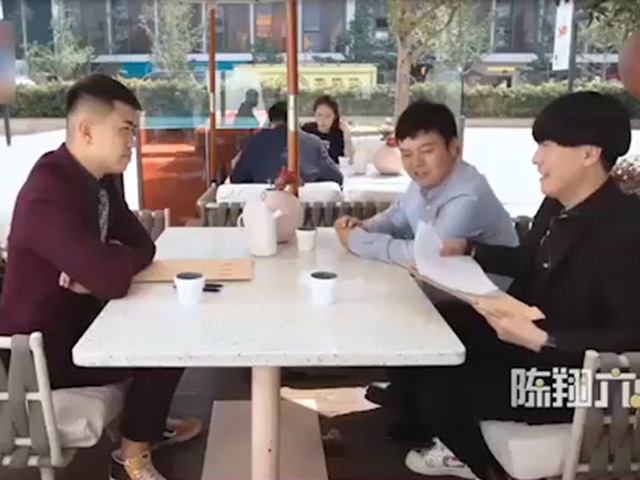 Cười 24H - Chỉ vì vội vàng mà chàng trai gặp phải tình huống oái oăm khi gặp khách hàng