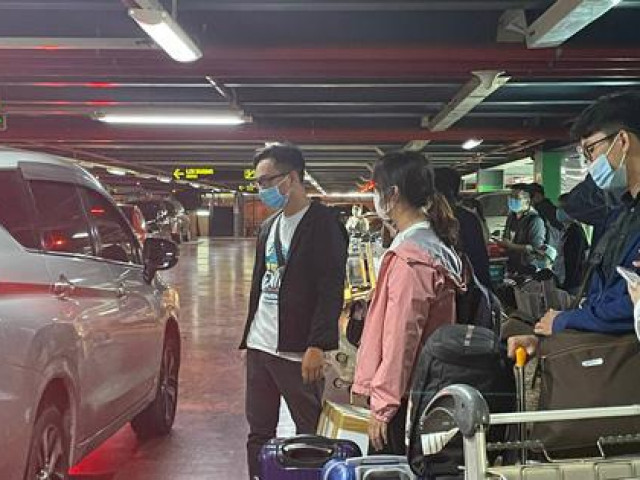 Tin tức trong ngày - Vật vạ vì taxi ở sân bay Tân Sơn Nhất: Khách đông nên... trở tay không kịp!