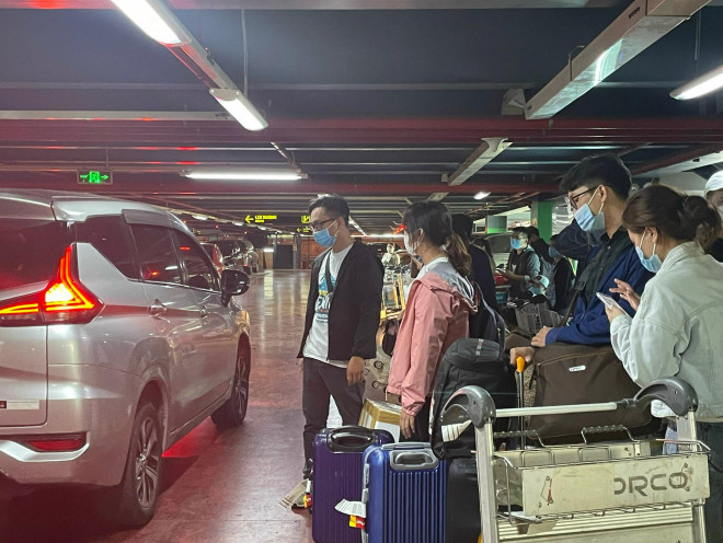 Taxi công nghệ đón khách bên trong nhà ga sân bay Tân Sơn Nhất (TP HCM). Ảnh: THU HỒNG