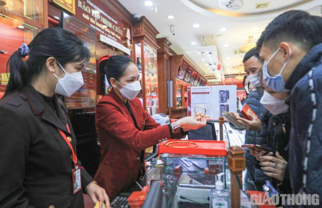 Đến đây không chỉ có người mua mà còn có cả người bán vàng.