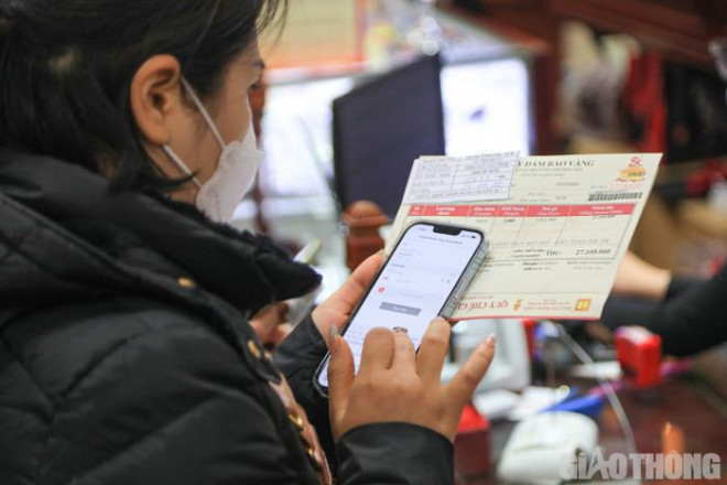 Ngoài giao dịch bằng tiền mặt, người dân còn có thể thanh toán bằng hình thức online.