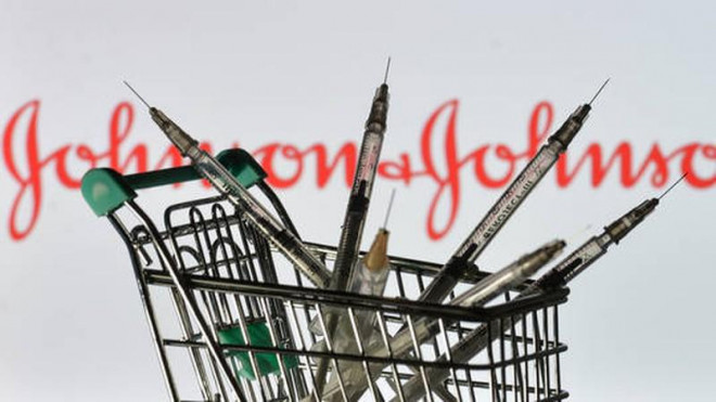 Tờ New York Times cho biết hãng dược Mỹ Johnson &amp; Johnson đã quyết định tạm dừng sản xuất vaccine ngừa COVID-19. Ảnh: RT