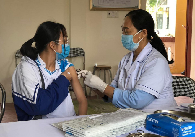 Học sinh tại tỉnh Thanh Hóa tiêm vắc-xin phòng Covid-19