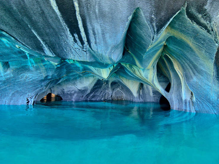 1. Ẩn mình trong một hòn đảo nhỏ là một kho tàng màu sắc rực rỡ khiến người ta ngỡ nó như được vẽ bởi một họa sĩ, đó là hồ General Carrera (động đá cẩm thạch) ở Chile.
