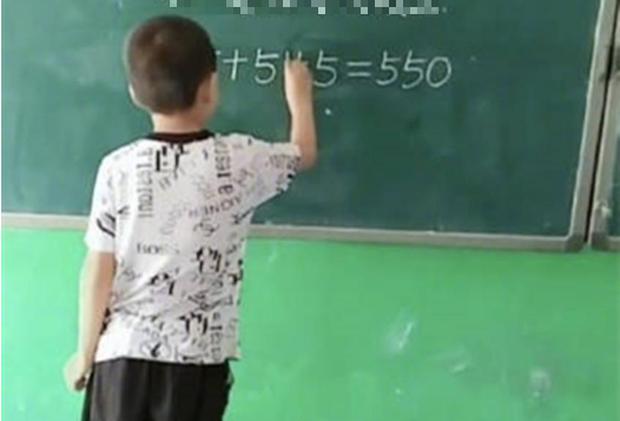 Bài toán: "Biến 5+5+5=550 thành đúng", cách làm của cậu học sinh khiến ai nấy tâm phục khẩu phục - 2