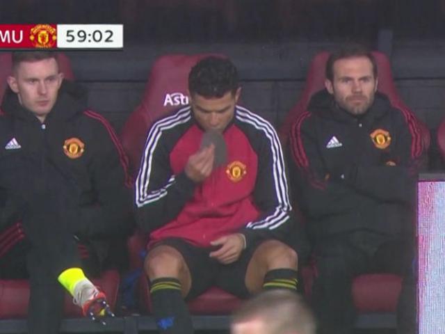 Bóng đá - Ronaldo 5 trận không ghi bàn cho MU, hành động "lạ" bị châm biếm cực gắt