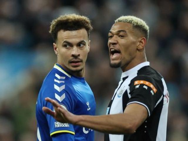 Bóng đá - SAO Newcastle hụt bàn thắng vì sút trúng mặt mình, fan chê kém cả bà già