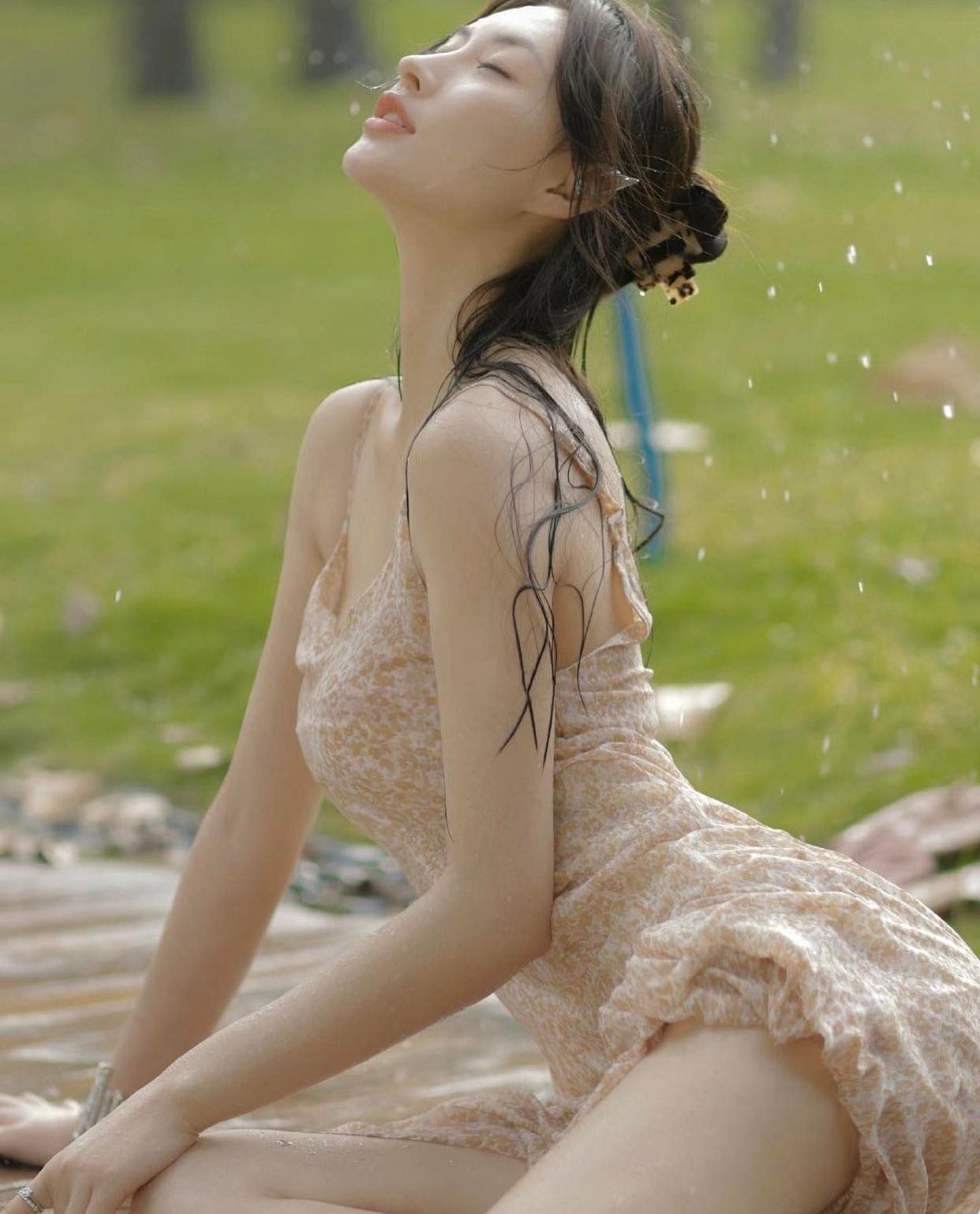 Người đẹp Trung Quốc diện váy "ướt nước" chụp hình theo phong cách "ngây thơ gợi tình", phô diễn từng đường nét cơ thể.