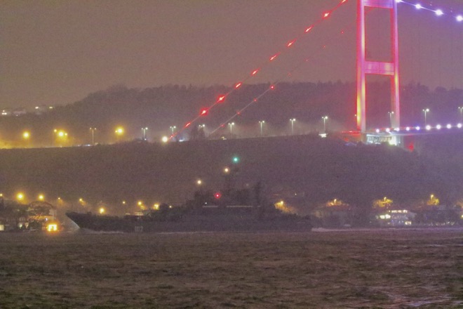 Tàu đổ bộ Nga đi qua eo biển&nbsp;Bosphorus của Thổ Nhĩ Kỳ để tiến vào Biển Đen.