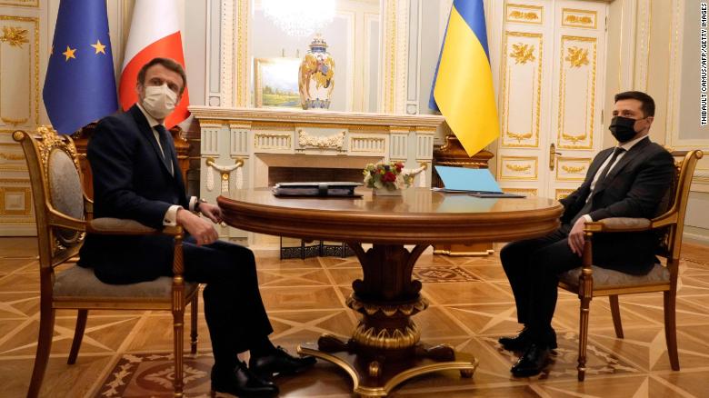 Tổng thống Pháp Macron gặp người đồng cấp Ukraine Zelensky ở Kiev, một ngày sau khi tới Moscow.
