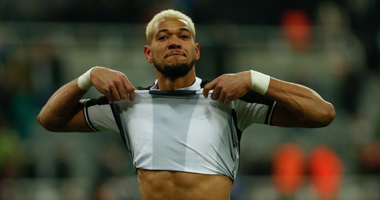 Joelinton tự biến mình thành trò cười cho thiên hạ vì sút bóng nảy vào trúng mặt mình bật ra