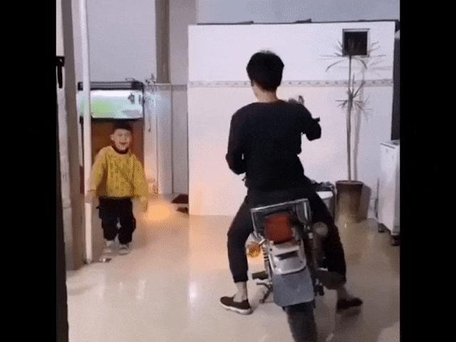 Thế giới xe - Clip: Hài hước cảnh ông bố cho con lên xe máy theo cách bá đạo