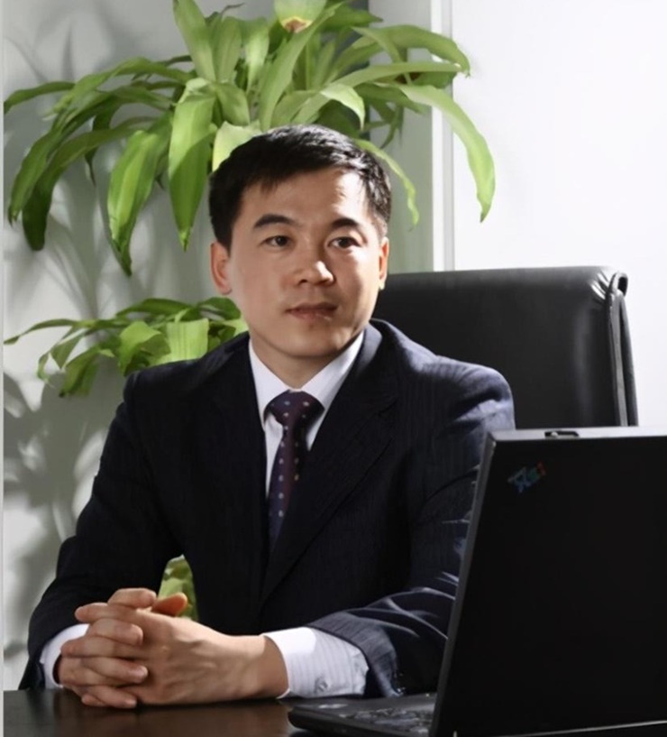 Năm 1999, sau khi tốt nghiệp đại học, anh và bạn đã mở công ty dịch vụ việc làm chuyên giới thiệu công việc cho sinh viên đại học. Bởi, Lý Vĩnh Tân nhìn thấy tiềm năng từ các sinh viên muốn kiếm việc làm.
