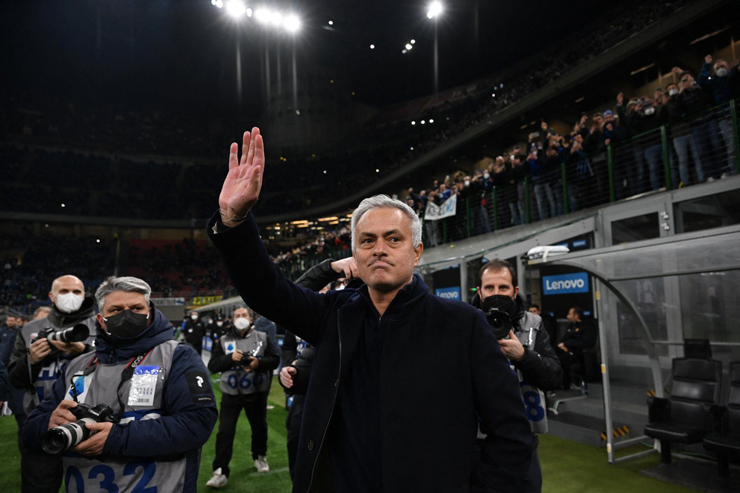 Mourinho được chào đón nồng nhiệt tại SVĐ&nbsp;Giussepe Mezza