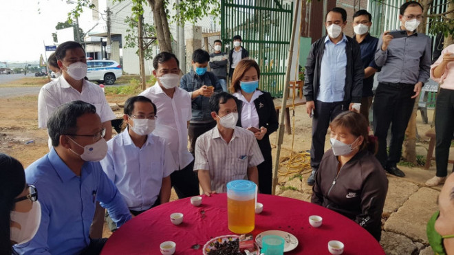 Ông Khuất Việt Hùng, Phó chủ tịch chuyên trách Uỷ ban ATGT Quốc gia (bên trái) cùng lãnh đạo tỉnh Gia Lai thăm hỏi, chia sẻ nỗi đau mất mát với gia đình người gặp nạn
