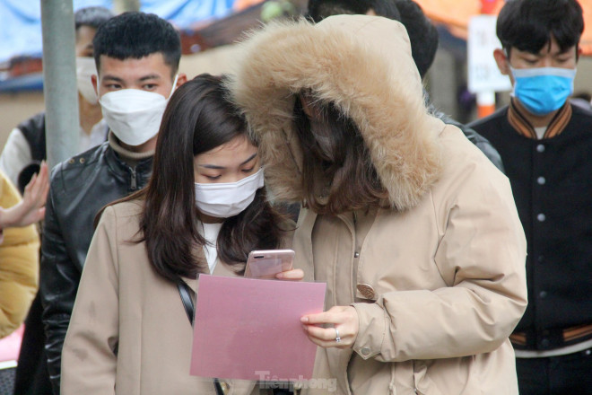 Một phụ nữ trú huyện Nam Đàn, Nghệ An) cho biết, từ sáng sớm 10/2, chị đã đến Phòng quản lý xuất nhập cảnh vì sợ sau Tết người dân đi làm hộ chiếu quá đông sẽ phải chờ đợi lâu. Tuy nhiên, chỉ sau hơn 1 giờ chị đã hoàn tất thủ tục.