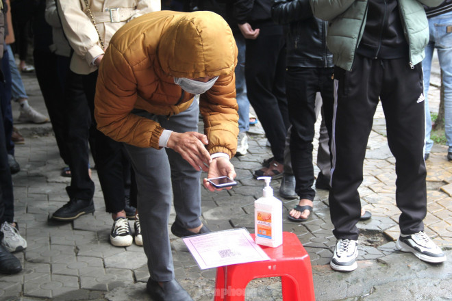 Người dân đổ xô đi làm hộ chiếu sau Tết - 6