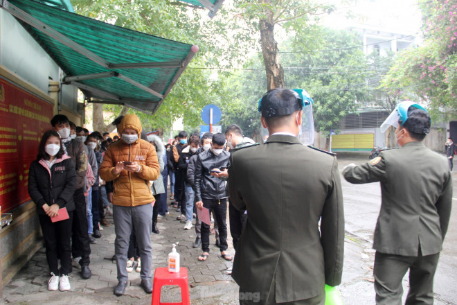 Nhằm đảm bảo an toàn công tác phòng, chống dịch COVID-19, cán bộ, chiến sỹ Phòng Quản lý xuất nhập cảnh liên tục phát loa thông báo yêu cầu mỗi người dân đến đây phải đeo khẩu trang, đứng xếp hàng đúng khoảng cách theo quy định, rửa tay sát khuẩn và đo thân nhiệt tại cửa ra vào.