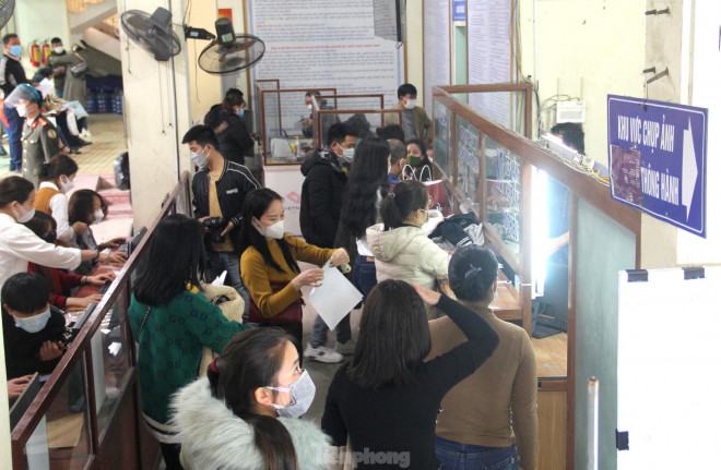 Lý do người dân làm thủ tục cấp hộ chiếu năm nay tăng cao chủ yếu do tình hình COVID-19 đã được kiểm soát, các đường bay thương mại trong nước và quốc tế mở lại. Nhiều người có ý định đi nước ngoài nên ra Tết tranh thủ làm hộ chiếu để sử dụng khi cần.