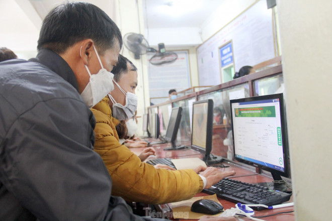 Thiếu tá Ngô Xuân Mạnh - Phó trưởng Phòng quản lý xuất nhập cảnh Nghệ An cho biết, sau Tết, người dân tới làm thủ tục cấp hộ chiếu tăng gấp đôi so với cùng kỳ năm ngoái. Do vậy đơn vị huy động 100% quân số để hoàn tất yêu cầu của công dân trong ngày, không để người dân phải chờ đợi qua ngày hôm sau.