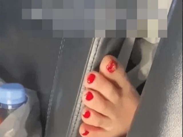 Phi thường - kỳ quặc - Đang ngồi trên máy bay, nữ hành khách "khiếp sợ" khi thấy cảnh tượng phía sau