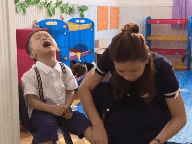 Giáo dục - du học - TQ: Nữ giáo viên mầm non choáng khi thấy thứ này rơi ra từ quần của học sinh