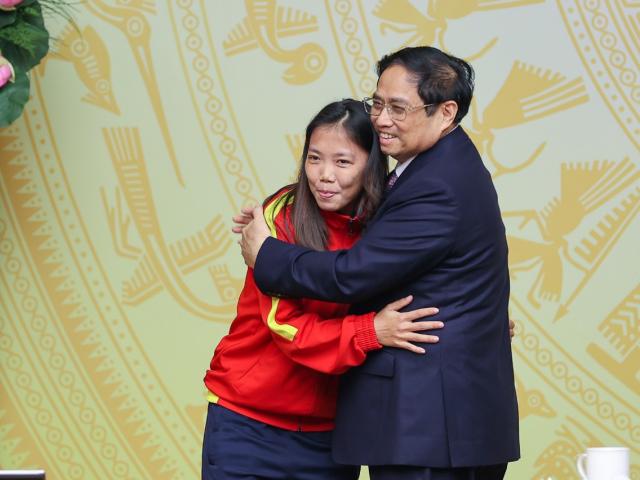 Bóng đá - ĐT nữ Việt Nam về nước: Thủ tướng tặng huân chương hạng Nhất, khen các "cô gái kim cương"