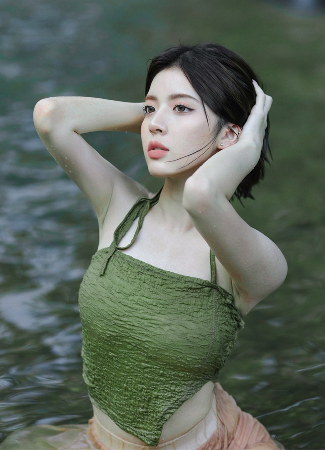 Người đẹp này diện yếm tối màu, chất liệu co giãn vừa phải nên tránh tối đa sự cố hớ hênh mặc yếm ở dưới nước.
