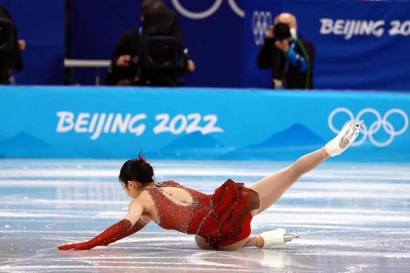 Tuyển thủ Trung Quốc - Chu Nghị&nbsp;đang hứng chịu nhiều gạch đá của khán giả quê nhà vì cú ngã liên hoàn khi thực hiện 2 bài thi ở Olympic Bắc Kinh 2022.
