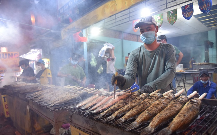 Nhiều hàng quán tại Tp. HCM thức cả đêm nướng cá lóc kịp bán ngày Thần tài