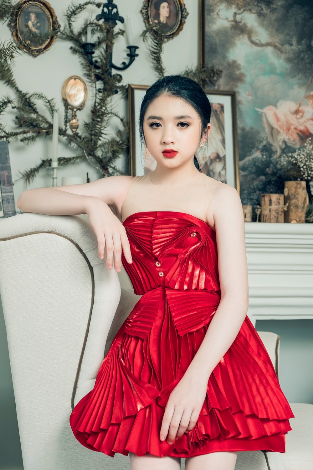 Mẫu nhí Diễm Quỳnh nổi bật với váy áo sắc đỏ ngày đầu năm